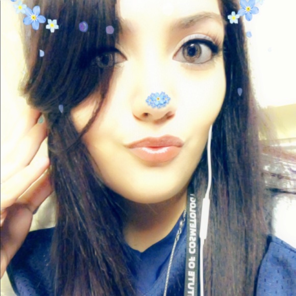 Profile Picture of Isabel Gebara (@izzy1389) on Poshmark