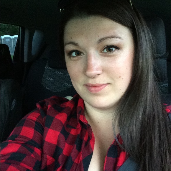 Profile Picture of Amanda Bunzey (@abunz25) on Poshmark