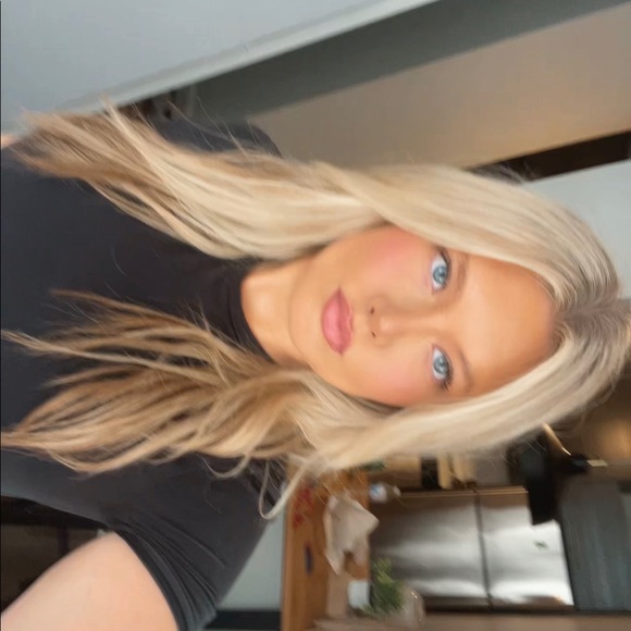 Profile Picture of Taylor Neeble (@taylorneeble) on Poshmark