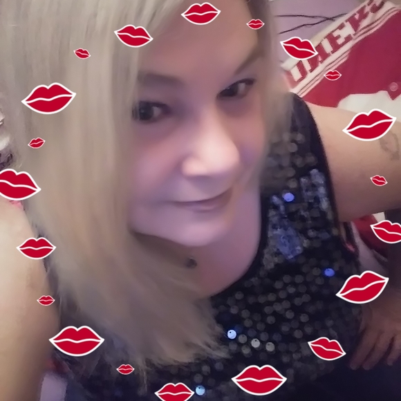 Profile Picture of Lisa Hinkle (@huntingal63) on Poshmark
