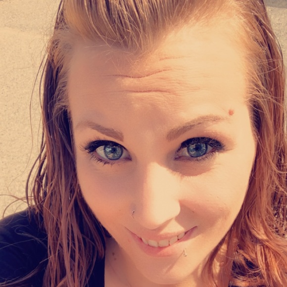 Profile Picture of Amanda Stuart (@amandastuart262) on Poshmark