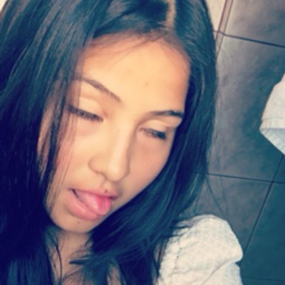 Profile Picture of Itzel Alvarado (@itzel_16alv) on Poshmark