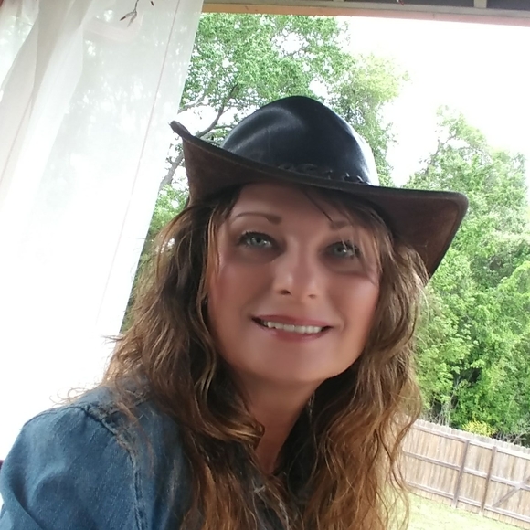 Profile Picture of Patricia Weidemann (@kittycatdalton) on Poshmark