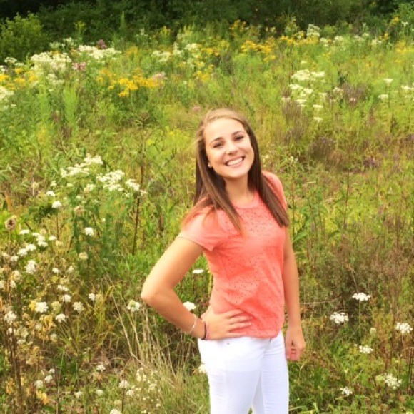 Profile Picture of Alyssa Pitek (@alyssapitek) on Poshmark