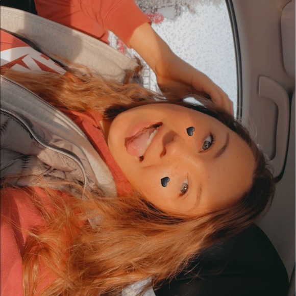 Profile Picture of Emma Swadner (@swadnerem) on Poshmark