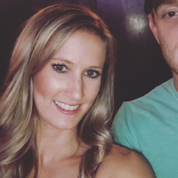 Profile Picture of Hannah Arch (@hannahjarch) on Poshmark