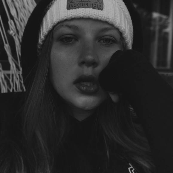 Profile Picture of Jenna Mcfarland (@bugjenna) on Poshmark