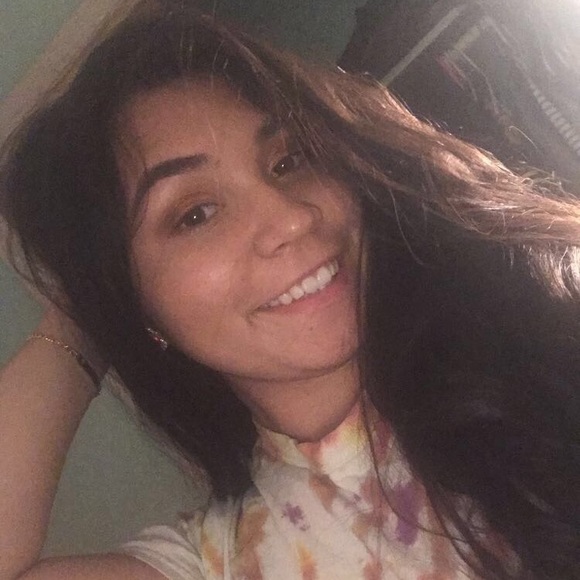 Profile Picture of Isabel Hines (@isabel_hines) on Poshmark