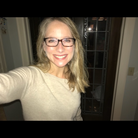 Profile Picture of Danielle Barry (@dangirl7) on Poshmark