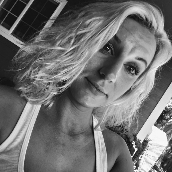 Profile Picture of Taylor Vanduser (@taylorvanduser9) on Poshmark