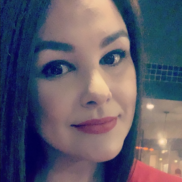 Profile Picture of Bea Gutierrez (@beagtz) on Poshmark