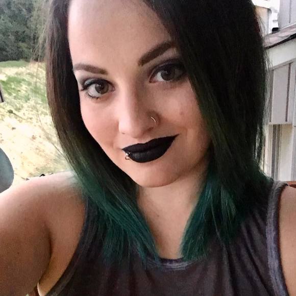 Laura Goodballet - Poshmark Profile Picture of Laura Goodballet (@lgoodballet) on Poshmark