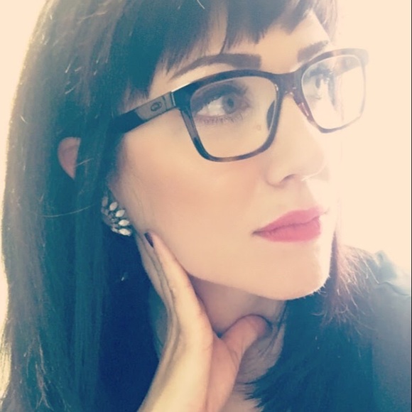 Profile Picture of Chrissie Henschler (@chensch83) on Poshmark