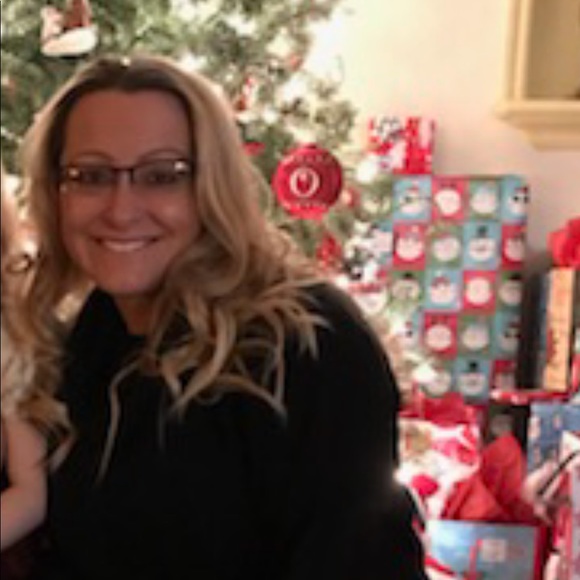 Profile Picture of Aimee Spiroff (@alespinoza82) on Poshmark