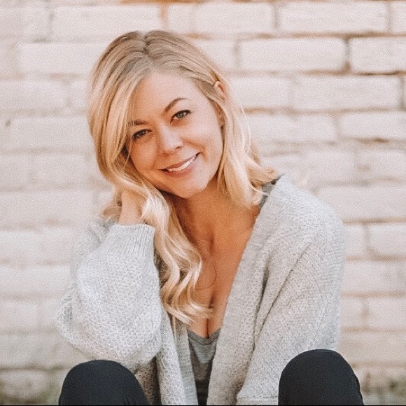 Profile Picture of Lauren Engelke (@laurenengelke) on Poshmark