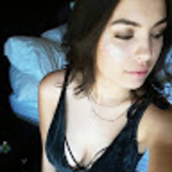 Profile Picture of Charissa Bjork (@charissathings) on Poshmark