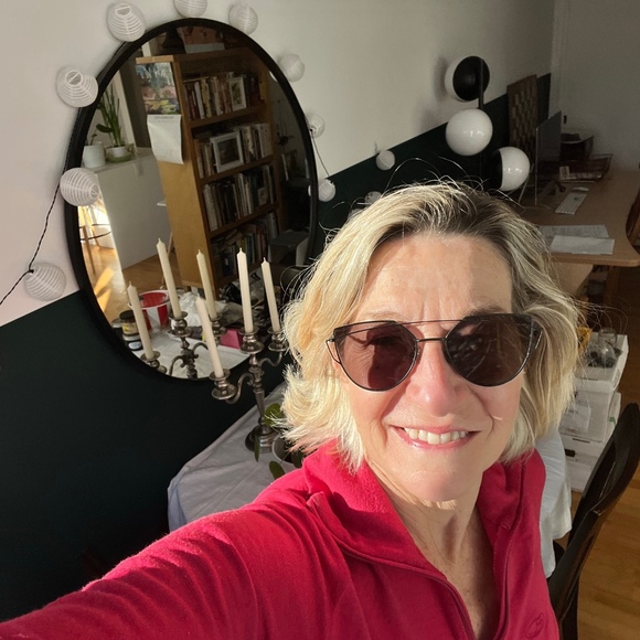 Profile Picture of Nicola Ryall (@nicola_ryall) on Poshmark