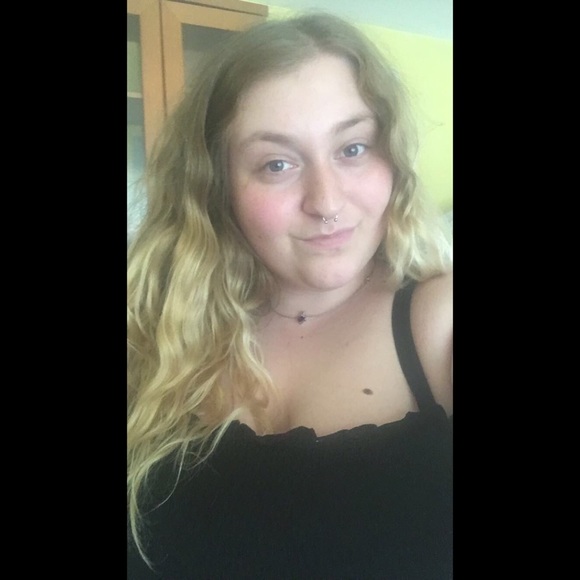Profile Picture of Tori Boyer (@toriboyer69) on Poshmark
