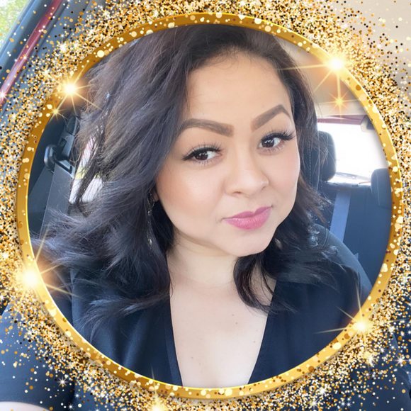 Profile Picture of Naara Paredes (@naaraparedes) on Poshmark