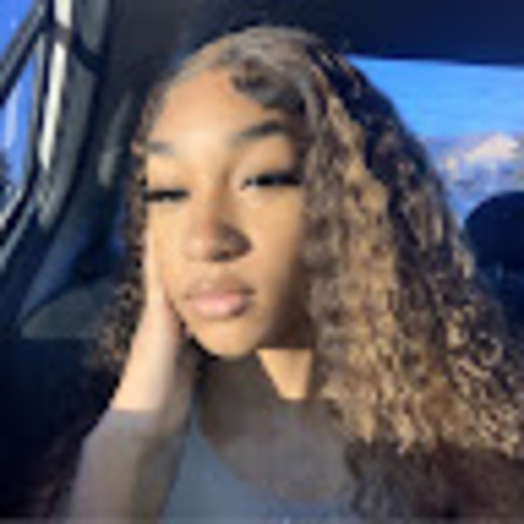 Profile Picture of Isis Roberts (@isisrobertssss) on Poshmark