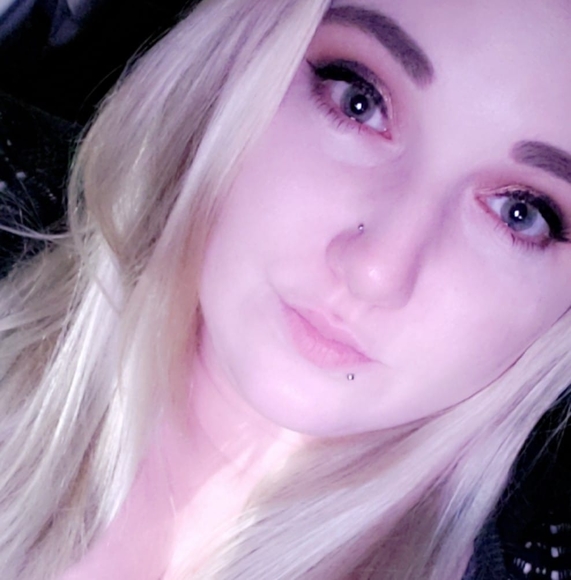 Profile Picture of Lynzee Schebesta (@lynzbesta) on Poshmark
