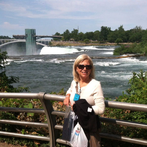 Diane Deveau - Poshmark Profile Picture of Diane Deveau (@deveaudm) on Poshmark