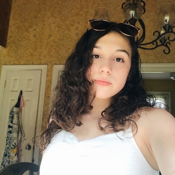 Profile Picture of Gabby Nisco (@gabbynisco) on Poshmark