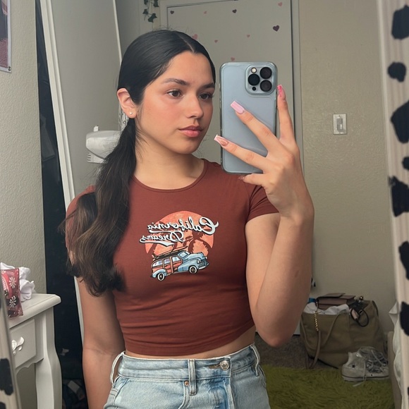 Profile Picture of Emily Melero (@emilycmelero) on Poshmark