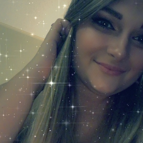 Profile Picture of Destiny Sampley (@destiny_sampley) on Poshmark