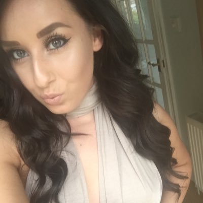 Profile Picture of Laura Burkett (@LauraKateee) on Twitter