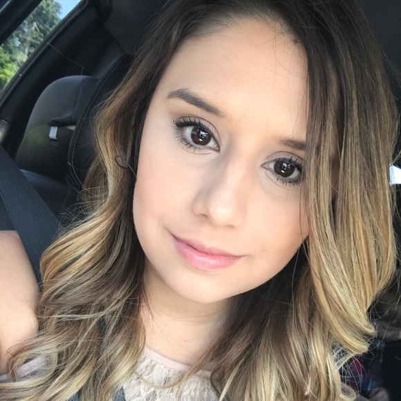 Profile Picture of Kayla Glantz (@kaylaglantz) on Poshmark