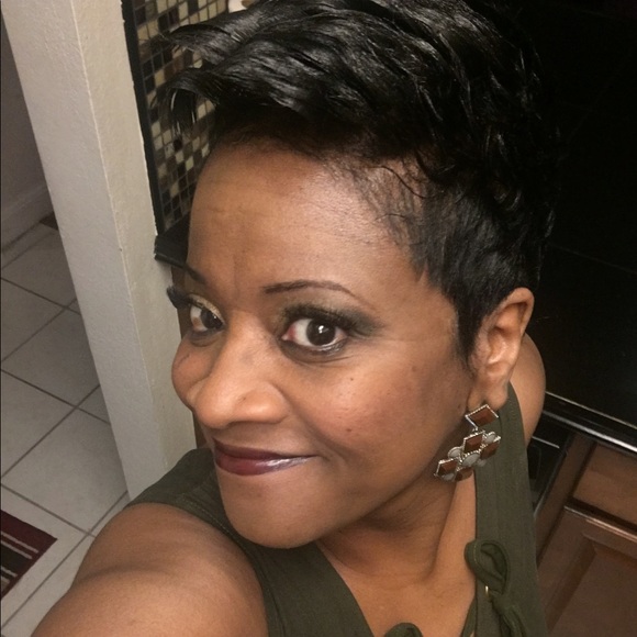 Profile Picture of Deborah Aarons (@doroteasmith) on Poshmark