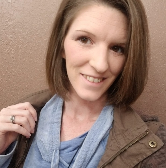 Profile Picture of April Hickox (@aprilmarie28323) on Poshmark