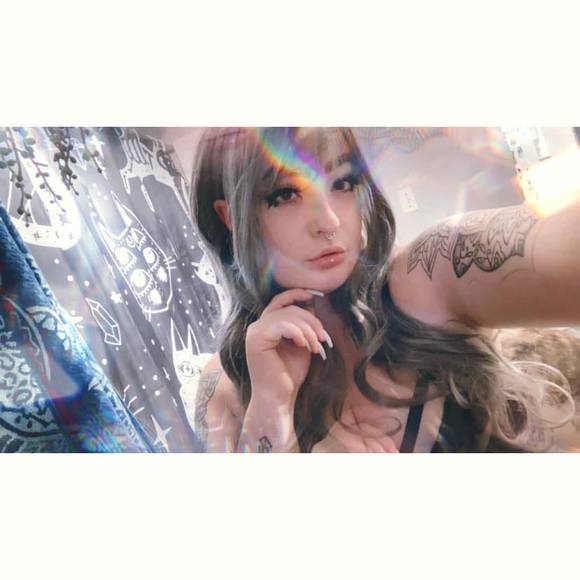 Profile Picture of Amber Simms (@xoamberoxx) on Poshmark