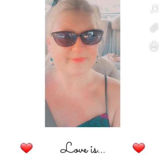 Profile Photo of Amy Massey (@amyrenaester) on Poshmark