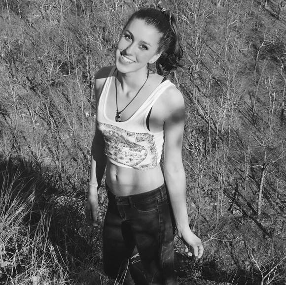 Profile Picture of Amanda Deschamps (@amandahhhhhh) on Poshmark