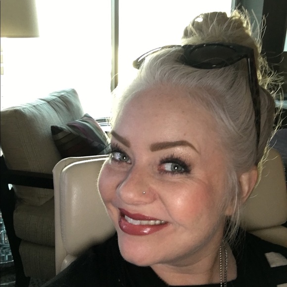 Profile Picture of Amanda Steves (@amandasteves1) on Poshmark