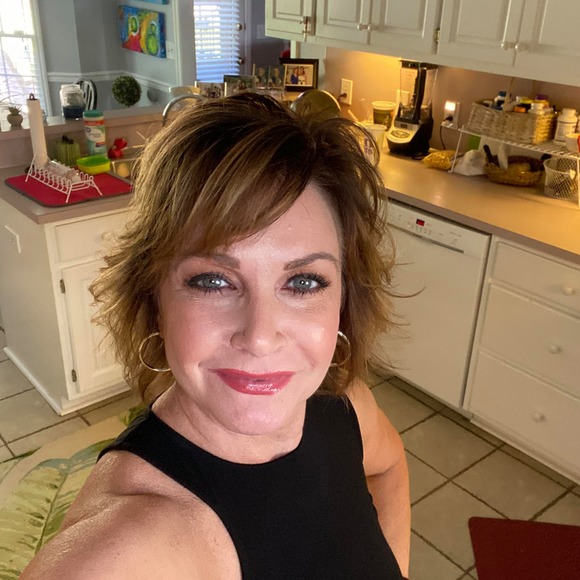 Profile Picture of Georgia Cosmah (@georgiacos) on Poshmark