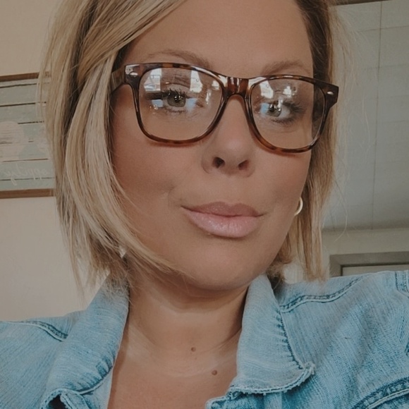 Sarah Baumbach - Poshmark Profile Picture of Sarah Baumbach (@sarah77beth) on Poshmark