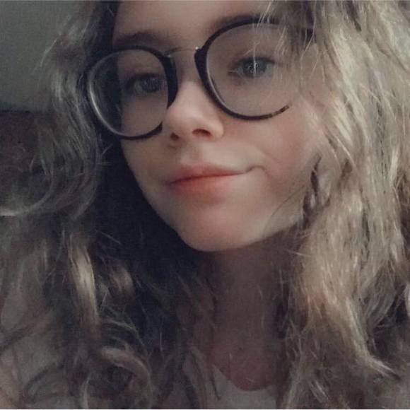 Profile Picture of Hannah Struthers (@hannahstruthers) on Poshmark