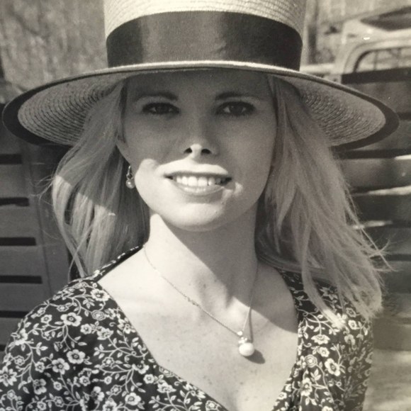 Profile Picture of Pamela Hudson (@pamelahudson577) on Poshmark