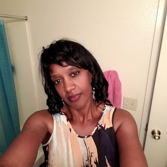 Profile Picture of Michelle Burley (@queen4u2luv) on Poshmark