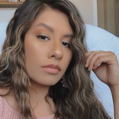 Profile Picture of Lili (@LileeAhNuh) on Twitter