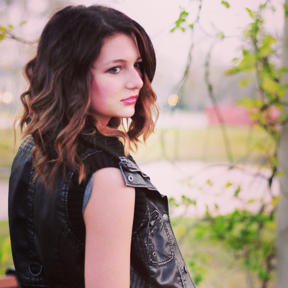 Profile Picture of Julianna Bone (@simplyjulez) on Poshmark