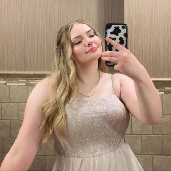 Profile Picture of Sarah Peschek (@sarahpeschek) on Poshmark