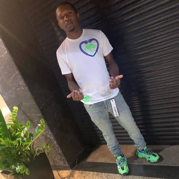 Devon Stuart - Poshmark Profile Picture of Devon Stuart (@lilfly26) on Poshmark