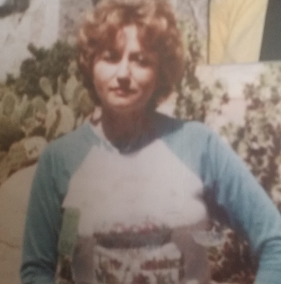 Profile Picture of Mary Castoreno (@marycastoreno) on Poshmark