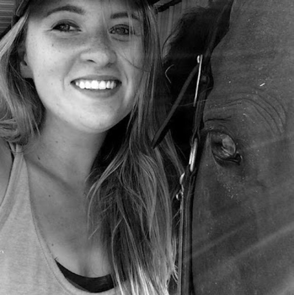 Profile Picture of Cara Cox (@caralynn245) on Poshmark