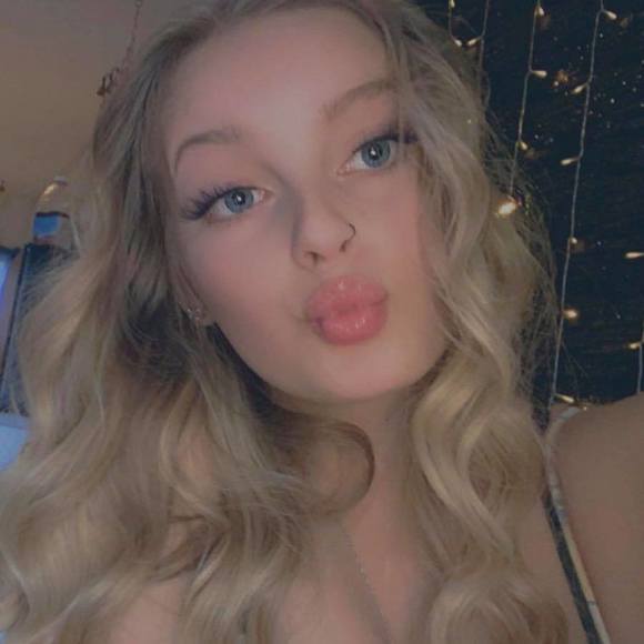 Profile Picture of Autumn Bowen (@autumnbowenn) on Poshmark