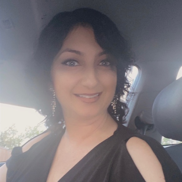 Profile Picture of Christina Frangos (@cfrangos525) on Poshmark